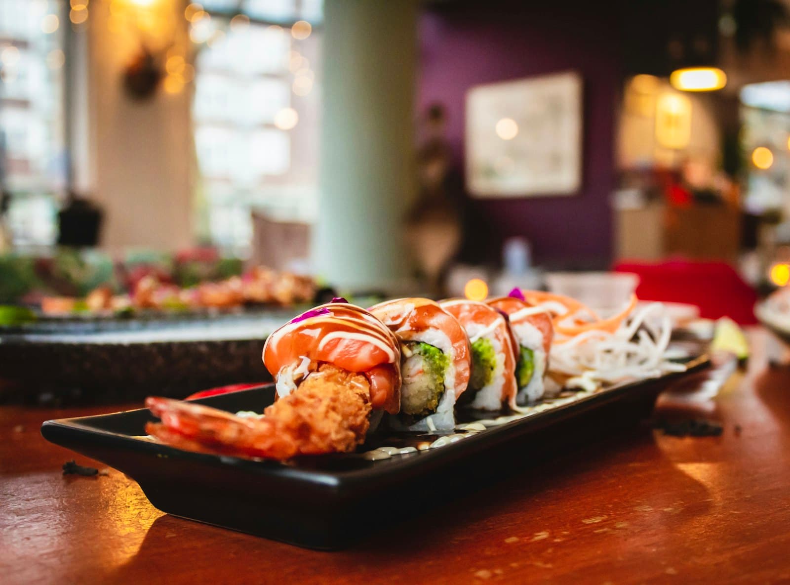 Prato de sushi especial servido à mesa em salão de restaurante